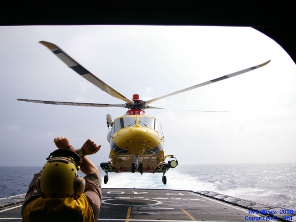 The AW-139 landing on the deck of the Navy ship 'Sirio' 