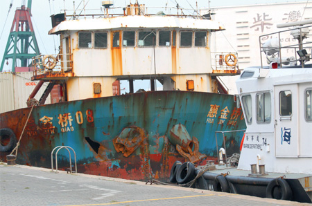  2 dead, 6 missing after ships collide off Tung Lung Chau Mainland sand barge Hui Jin Qiao 08 (left) is towed to Chai Wan Public Cargo working area after colliding into cargo ship Run Ze 001, also from the mainland, off Tung Lung Chau, on the east side of Hong Kong Tuesday. Two seamen from the barge died in the accident, with six missing. Edmond Tang / China Daily