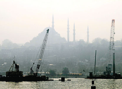 If a new bridge is constructed over the Golden Horn with the plans approved in 2005, Istanbul's historic peninsula might be downgraded from a World Heritage Site to a place on the List of World Heritage in Danger. DAILY NEWS photo, Hasan ALTINIŞIK