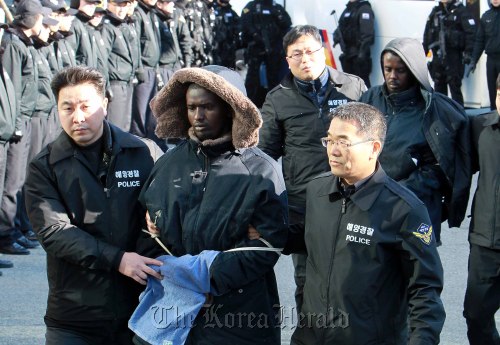 Somali pirates are taken to a regional headquarters of the Korea Coast Guard in Busan on Sunday. (Lee Sang-sup/The Korea Herald)