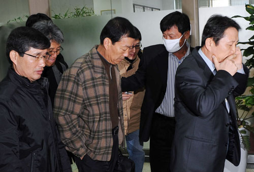 Crewmen of the Samho Jewelry, who were rescued last month by the South Korean Navy from Somali pirates, visit the office of their employer, Samho Shipping, in Busan yesterday for the first time since their ordeal ended. [NEWSIS]