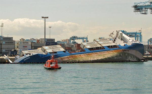 Deneb capsized (Photo Courtesy of fotodesbarcos.org)