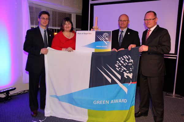 During an official ceremony on the 17th January 2012, Jan Fransen (Managing Director, Green Award) handed over the Green Award flag and board to the port of Sept-Îles. 