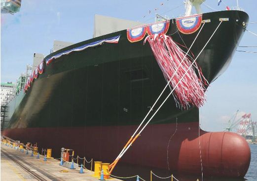 Ever Libra, the sixth L-type containership in Evergreen Line’s fleet was launched, Oct 16th, at Samsung Heavy Industries (SHI) Geoje shipyard in South Korea. The L-class containerships are 334 meters in length, 45.8 meters wide, with 942 reefer plugs and a draft of 14.2 meters. The vessels can cruise at a speed up to 24.5 knots. 