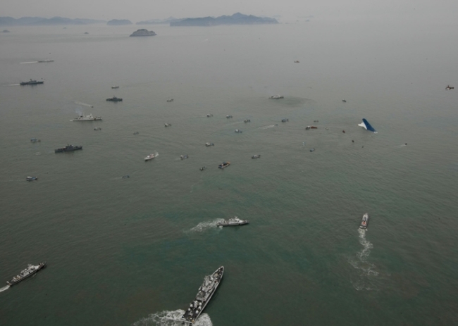 Vessels of the Navy, private ships and other fishing boats are approaching the ferry ‘Sewol’ as respondents