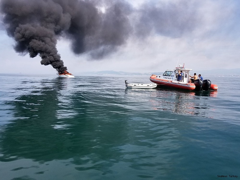 2018/06/a-private-yacht-of-16-meters-long-caught-fire-off-turkeys-yalova-district-20180606AW41-1.jpg