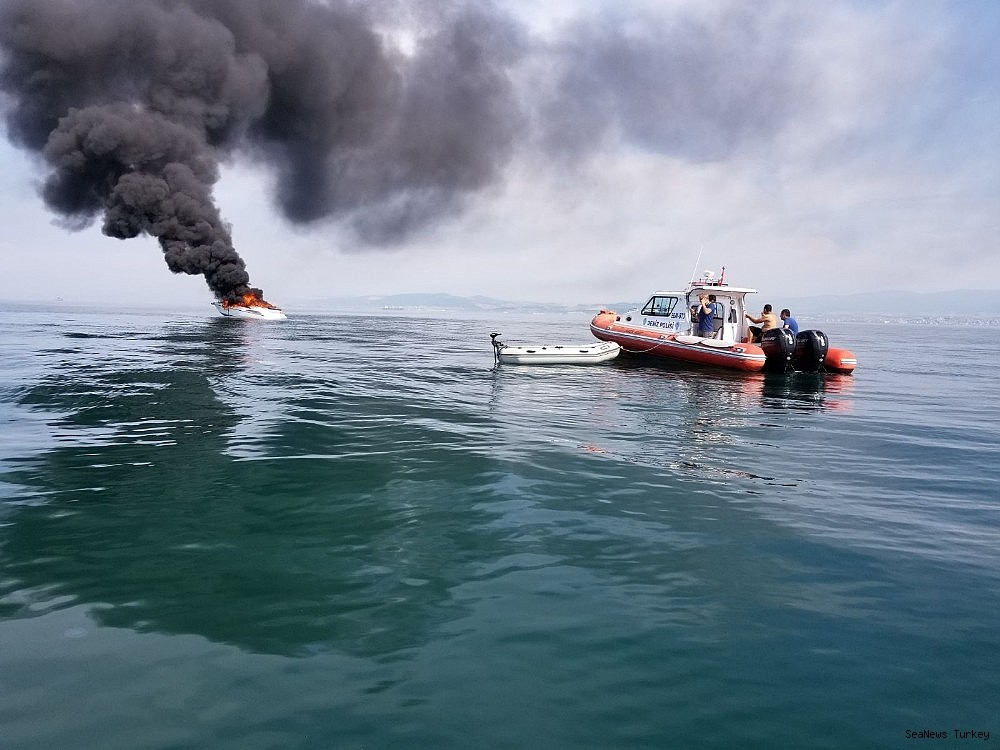 2018/06/a-private-yacht-of-16-meters-long-caught-fire-off-turkeys-yalova-district-20180606AW41-2.jpg