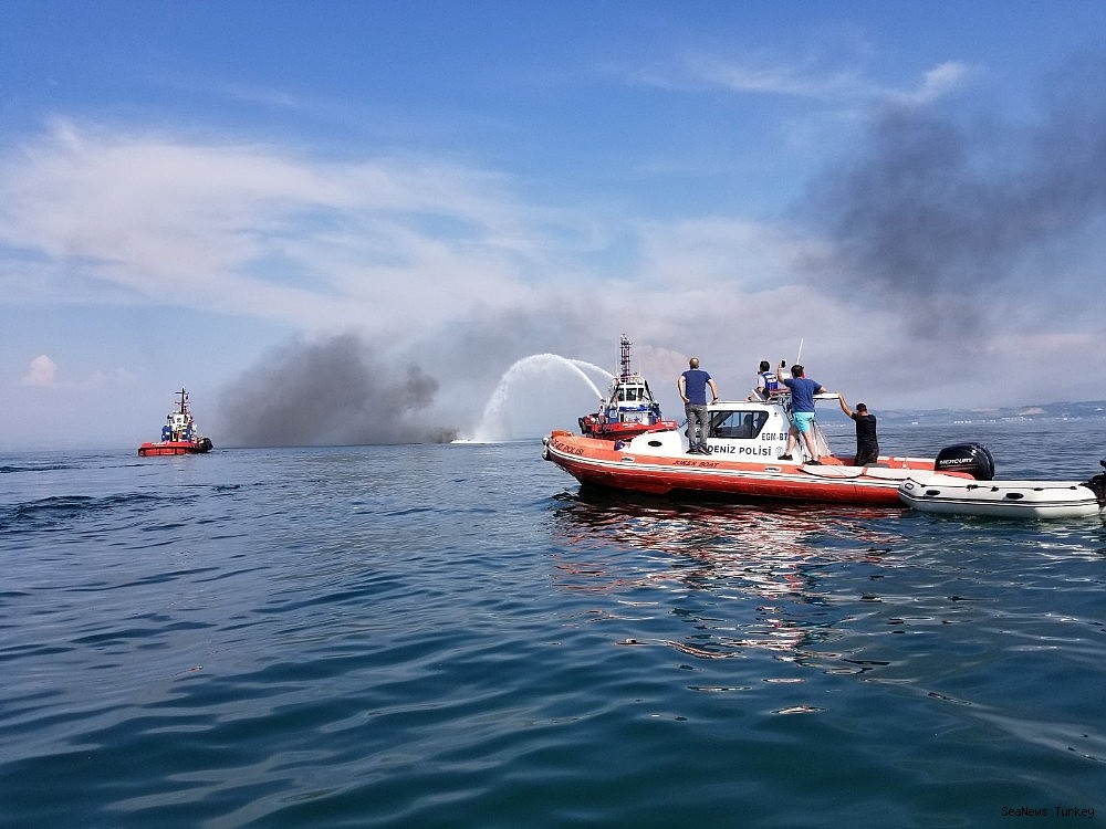 2018/06/a-private-yacht-of-16-meters-long-caught-fire-off-turkeys-yalova-district-20180606AW41-3.jpg
