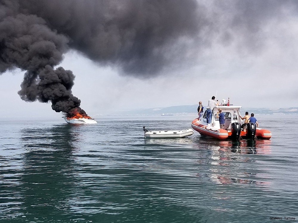 2018/06/a-private-yacht-of-16-meters-long-caught-fire-off-turkeys-yalova-district-20180606AW41-6.jpg
