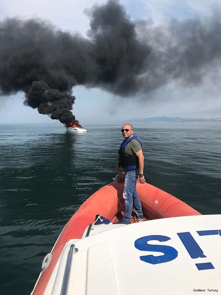 2018/06/a-private-yacht-of-16-meters-long-caught-fire-off-turkeys-yalova-district-20180606AW41-7.jpg