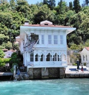 Cargo ship entered into house in the Strait of Istanbul