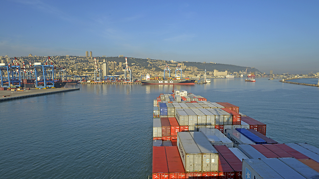 Haifa is first port in Israel to handle 13,000 TEU box ship