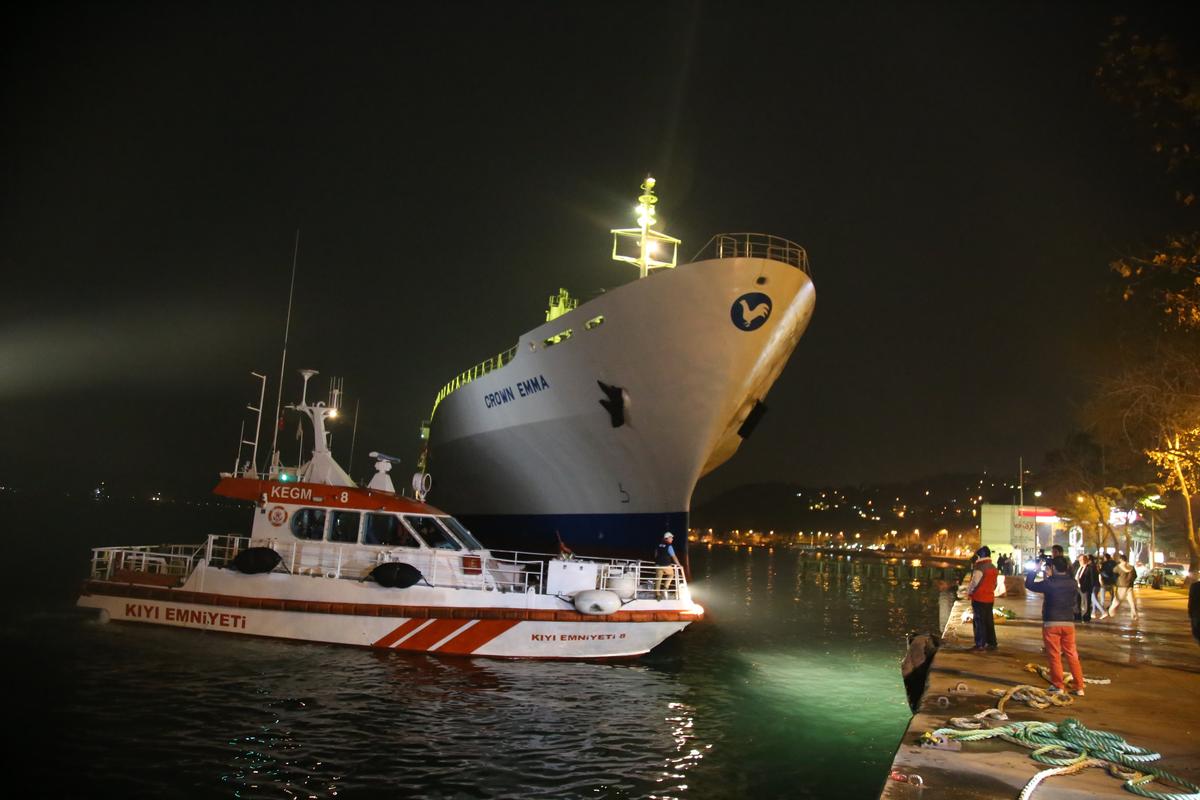 Reefer "Crown Emma" went aground in the Bosphorus