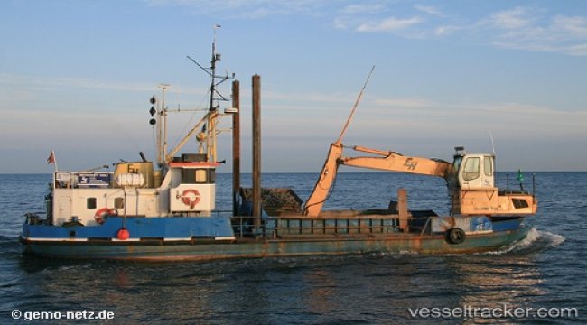 Dredger on even keel again