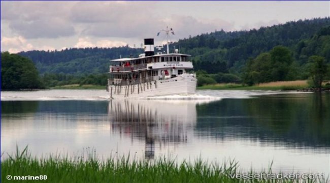 Oil spill from grounded ferry contained