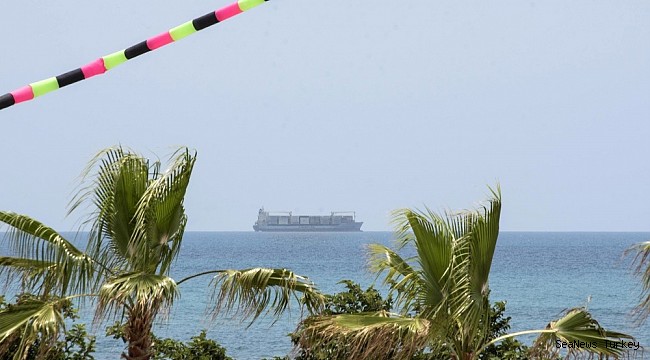 Italy permits Alexander Maersk to enter to port with refugees