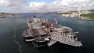 The world's largest construction vessel Pioneering Spirit passes through Bosporus