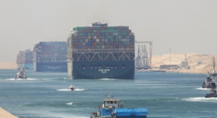 9.5pc more ships transit Suez Canal in record-breaking 2021