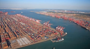 China pays mega bonuses to shipping sector as rates soar