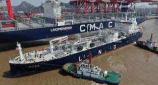 China's first ship-to-ship LNG bunkering: 7,000 cubic meters of LNG in 10 hours to CMA CGM Symi!