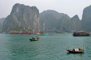 10 foreigners missing following tour ship accident